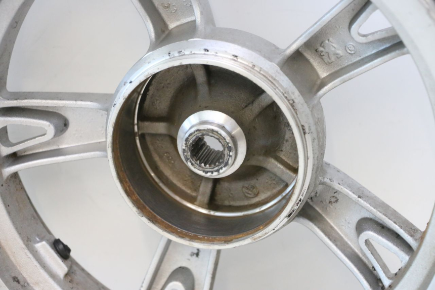 photo de REAR WHEEL RIM PEUGEOT KISBEE 2T 50 (2010 - 2017) - Technical close-up