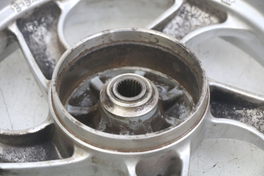 photo de REAR WHEEL RIM SYM MIO 50 (2011 - 2017) - High-resolution close-up