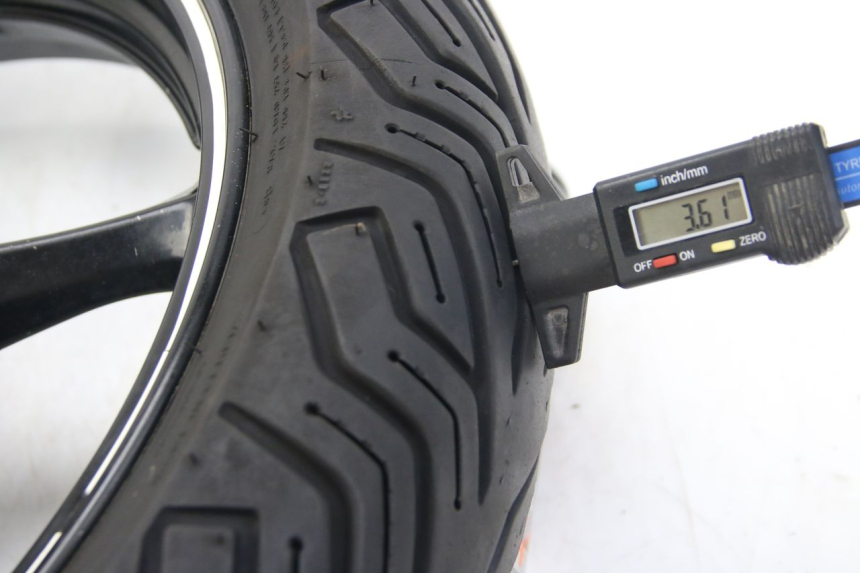 photo de REAR WHEEL RIM SUZUKI SIXTEEN 125 (2008 - 2010) - Zoom on usage condition