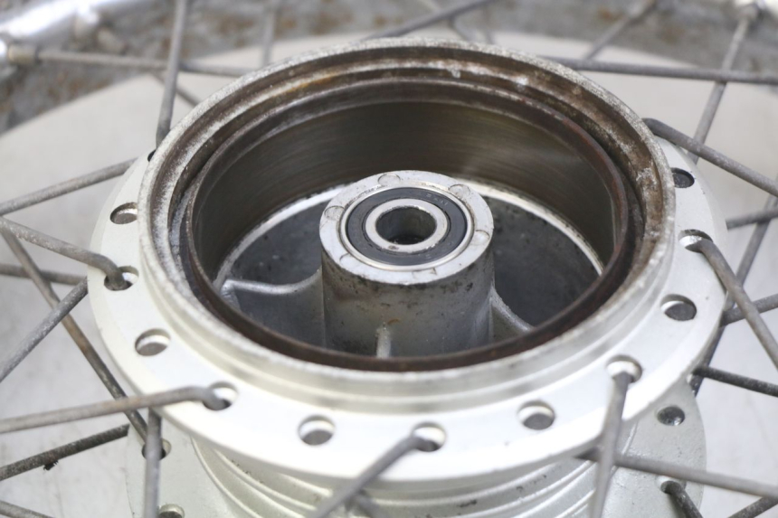 photo de REAR WHEEL RIM YAMAHA SR 125 (1982 - 2003) - Technical close-up