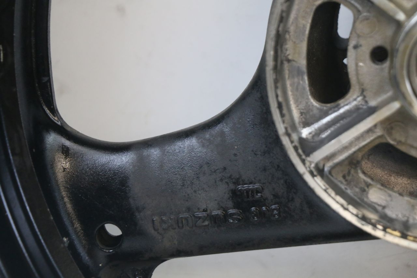 photo de REAR RIM SUZUKI GS F 500 (2004 - 2007) - Fixing points details