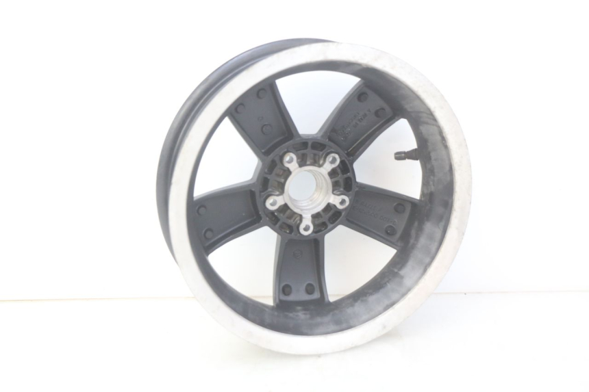 photo de REAR WHEEL RIM PIAGGIO VESPA GTS SUPER IE 125 (2009 - 2016) - Zoom on usage condition