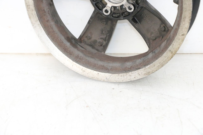photo de REAR WHEEL RIM PIAGGIO VESPA GTS SUPER IE 125 (2009 - 2016) - Zoom on usage condition