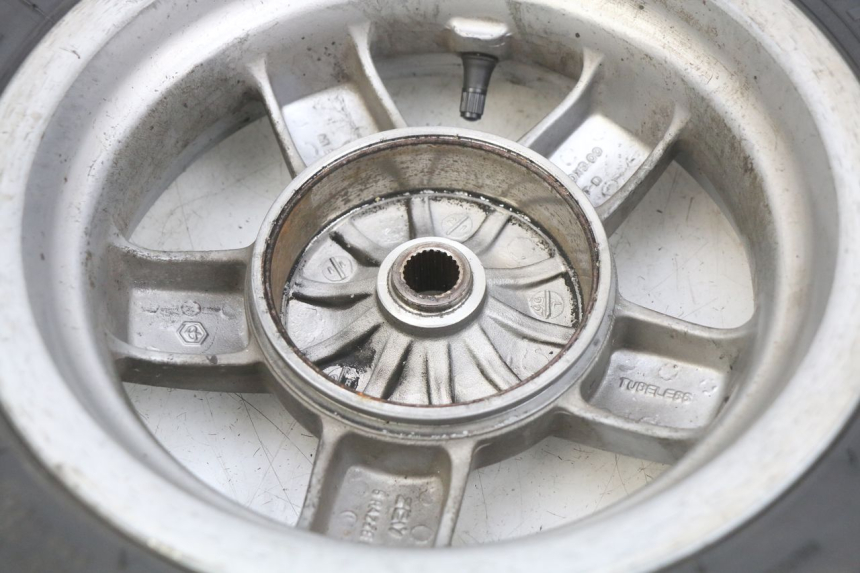 photo de REAR WHEEL RIM PIAGGIO VESPA LXV 125 (2006 - 2009) - Technical close-up