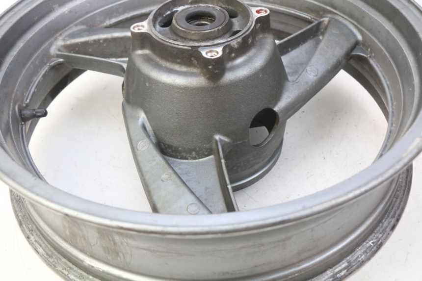 photo de REAR WHEEL RIM KAWASAKI ZZR 600 (1995 - 2004) - High-resolution close-up