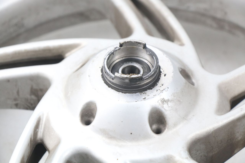 photo de FRONT RIM APRILIA ATLANTIC 125 (2003 - 2009) - Additional view of the item