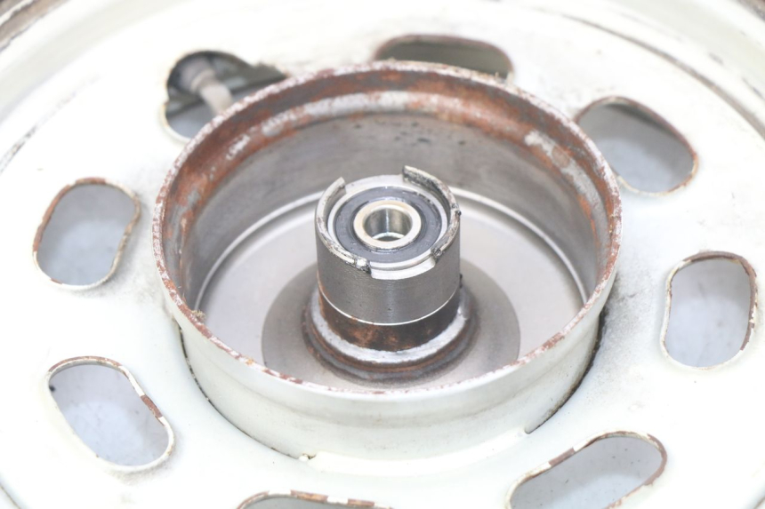 photo de FRONT WHEEL RIM TAOTAO BEATBOX 2 50 (2005 - 2017) - Technical close-up