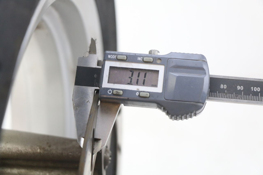 photo de FRONT WHEEL RIM PEUGEOT E-VIVACITY 1 (2012 - 2018) - Zoom on usage condition