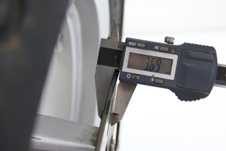 photo de FRONT WHEEL RIM PEUGEOT E-VIVACITY 1 (2012 - 2018) - Focus on structure