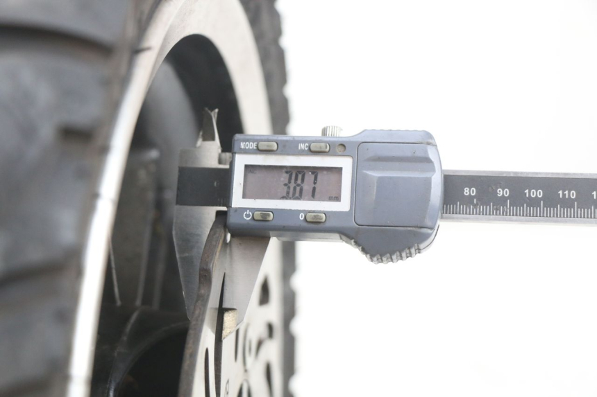 photo de FRONT WHEEL RIM KEEWAY F-ACT FACT 50 (2006 - 2011) - Zoom on usage condition