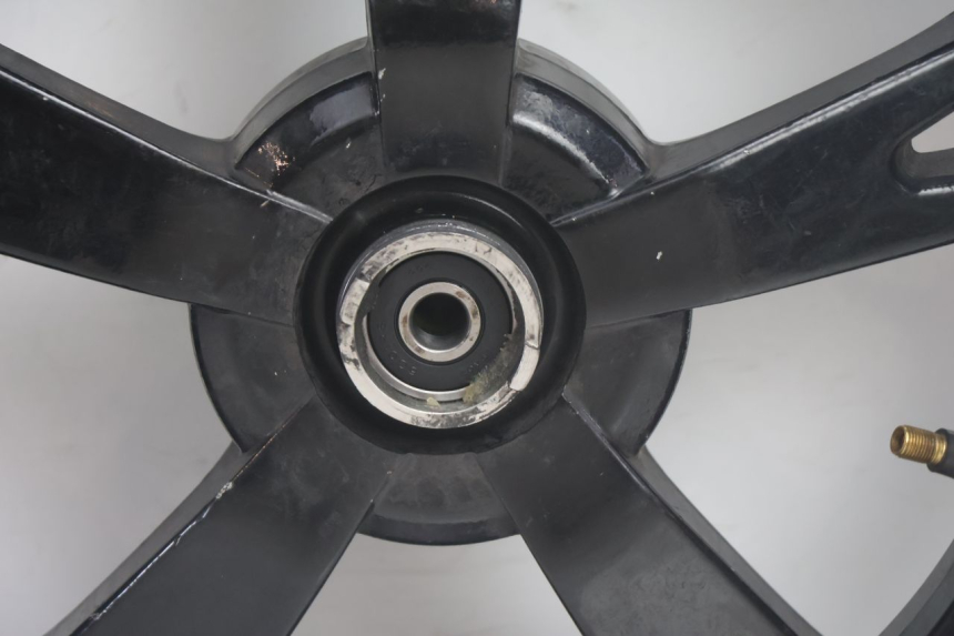 photo de FRONT WHEEL RIM PEUGEOT KISBEE 4T 50 (2018 - 2022) - Fixing points details