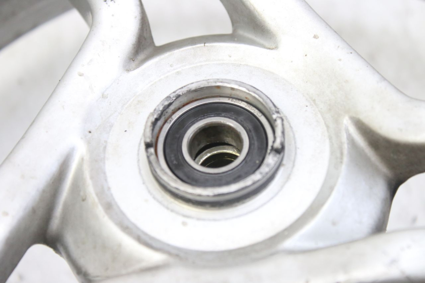 photo de FRONT WHEEL RIM PEUGEOT LUDIX 50 (2008 - 2017) - Fixing points details