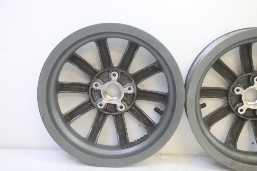 photo de FRONT WHEEL RIM PIAGGIO MP3 LT 400 (2007 - 2012) - High-resolution close-up
