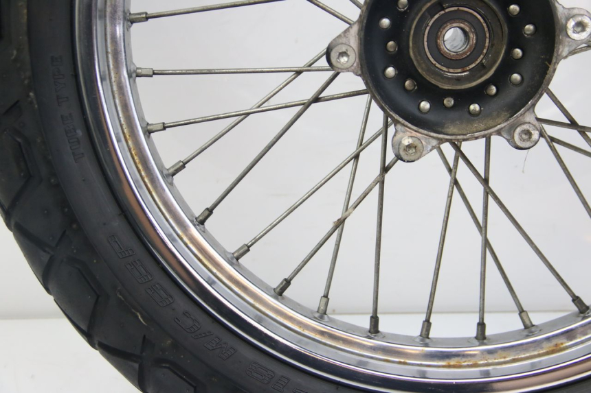 photo de FRONT WHEEL RIM HYOSUNG RT KARION 125 (2003 - 2007) - Zoom on usage condition