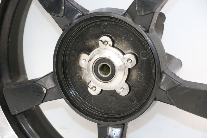 photo de FRONT WHEEL PEUGEOT SATELIS 125 (2006 - 2009) - Focus on structure