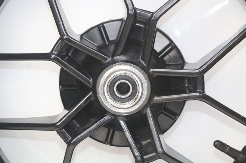 photo de FRONT WHEEL RIM APRILIA SR 2T 50 (2018 - 2022) - High-resolution close-up