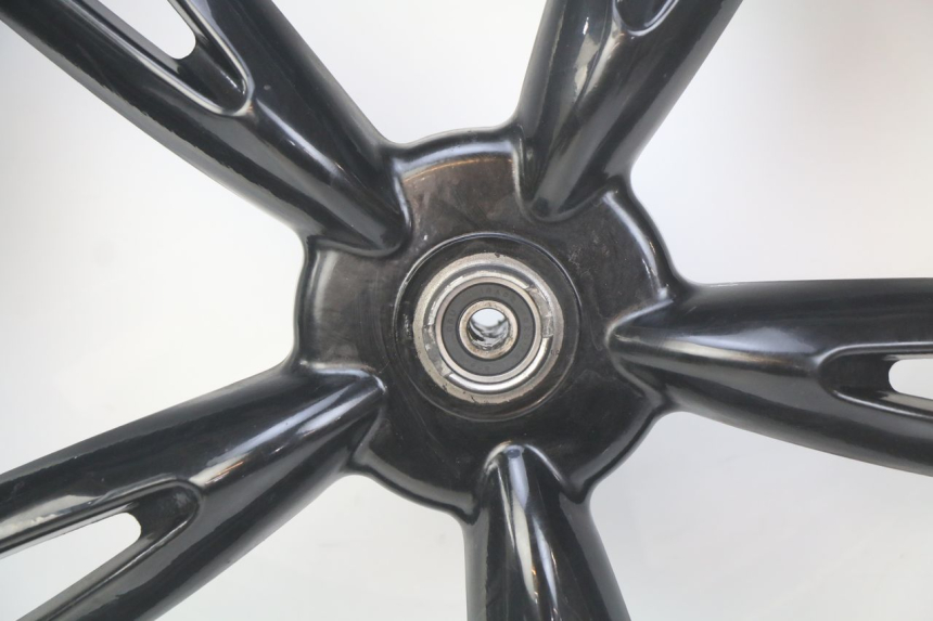 photo de FRONT WHEEL RIM PEUGEOT TWEET 125 (2010 - 2017) - Fixing points details