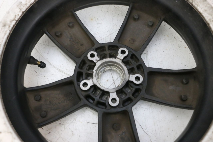 photo de FRONT WHEEL RIM PIAGGIO VESPA GTS SUPER IE 125 (2009 - 2016) - Fixing points details