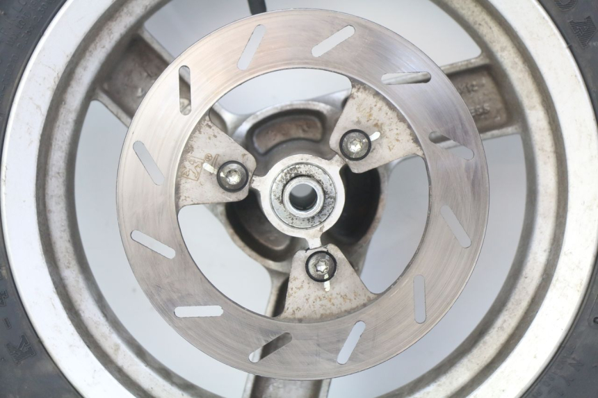 photo de FRONT WHEEL RIM PEUGEOT VIVACITY NEW 2T 50 (2008 - 2017) - High-resolution close-up