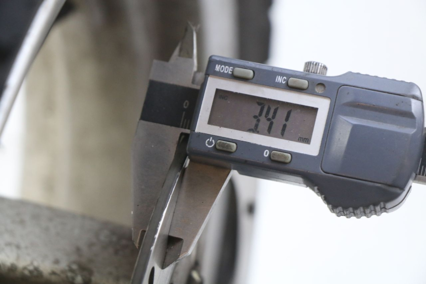 photo de FRONT WHEEL RIM PEUGEOT VIVACITY NEW 2T 50 (2008 - 2017) - Zoom on usage condition