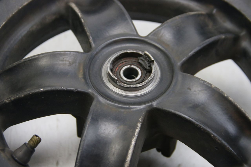 photo de FRONT WHEEL RIM PIAGGIO ZIP 2T 50 (2009 - 2019) - High-resolution close-up