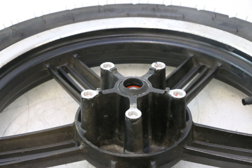 photo de FRONT RIM AND TIRE KYMCO AGILITY CITY 16P 125 (2015 - 2024) - High-resolution close-up