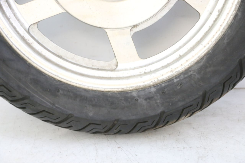 photo de FRONT RIM AND TIRE HYOSUNG GV AQUILA 125 (2000 - 2009) - High-resolution close-up