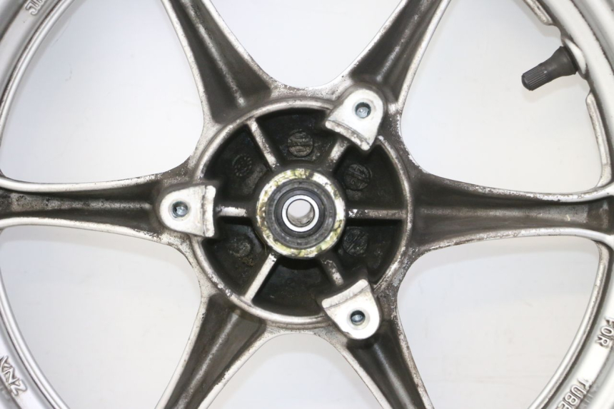 photo de FRONT RIM AND TIRE SUZUKI BURGMAN 125 (2007 - 2014) - Focus on structure