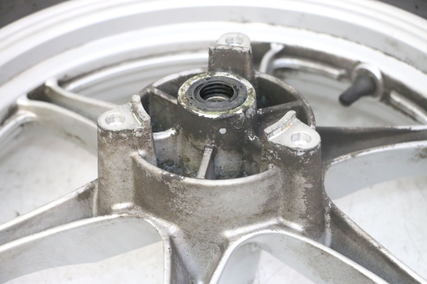 photo de FRONT RIM AND TIRE SUZUKI BURGMAN 125 (2007 - 2014) - Surface and material condition