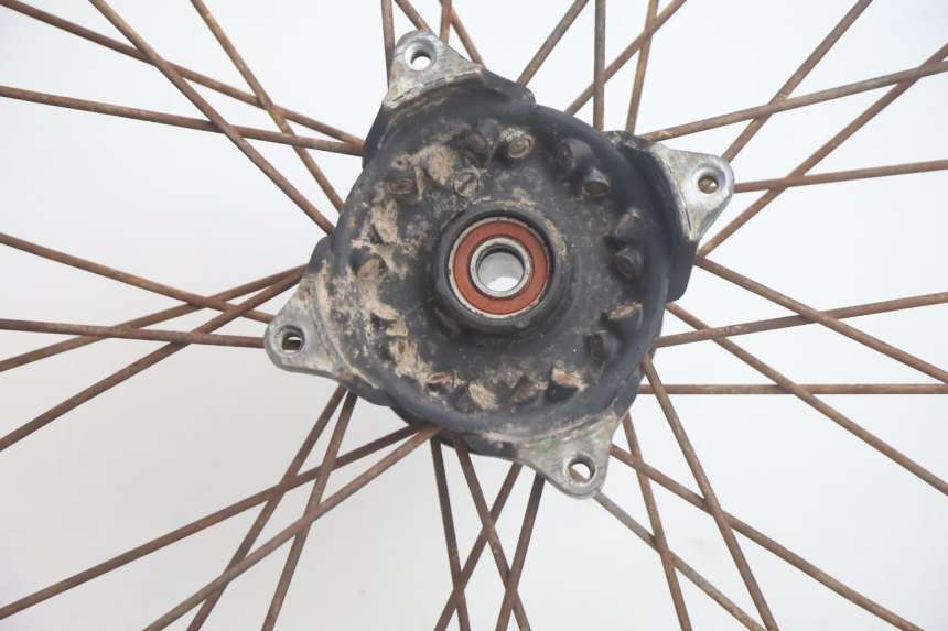 photo de FRONT RIM AND TIRE SUZUKI DR S 600 (1985 - 1989) - High-resolution close-up