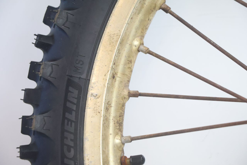 photo de FRONT RIM AND TIRE SUZUKI DR S 600 (1985 - 1989) - Technical close-up