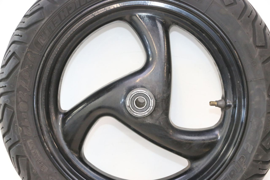 photo de FRONT RIM AND TIRE PEUGEOT ELYSTAR 50 (2002 - 2014) - High-resolution close-up