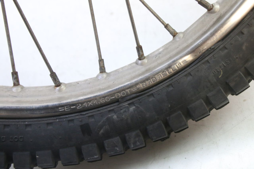 photo de FRONT RIM AND TIRE APRILIA ETX 125 (1998 - 2002) - High-resolution close-up