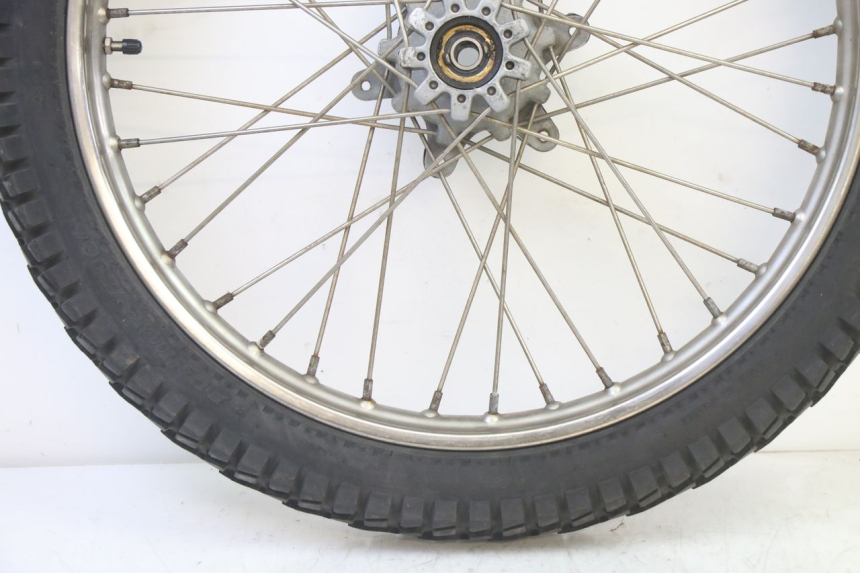 photo de FRONT RIM AND TIRE APRILIA ETX 125 (1998 - 2002) - Alternative perspective