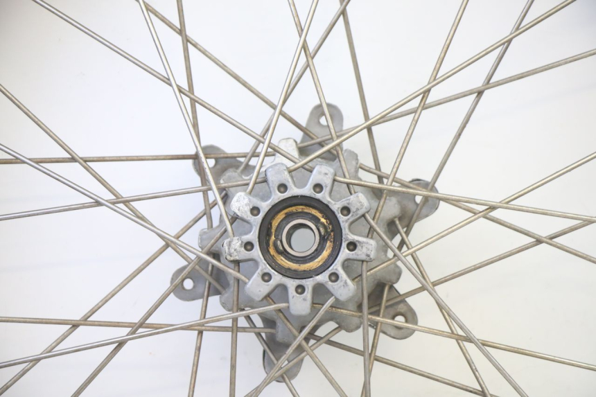 photo de FRONT RIM AND TIRE APRILIA ETX 125 (1998 - 2002) - Technical close-up