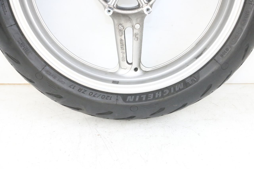 photo de FRONT RIM AND TIRE YAMAHA FJR ABS 1300 (2006 - 2012) - High-resolution close-up