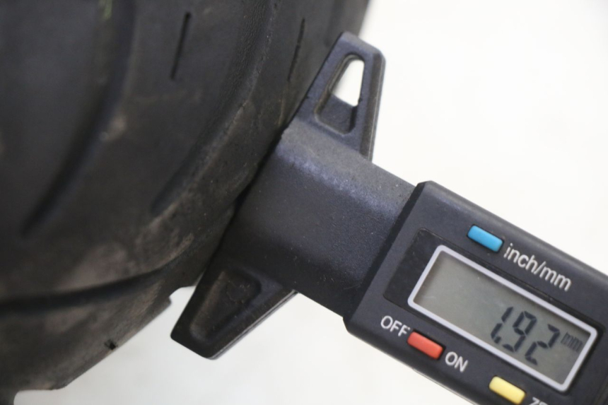 photo de FRONT RIM AND TIRE PEUGEOT KISBEE 2T 50 (2010 - 2017) - High-resolution close-up