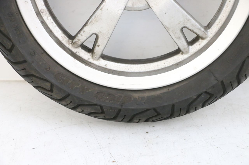 photo de FRONT RIM AND TIRE PEUGEOT KISBEE 4T 50 (2010 - 2017) - High-resolution close-up