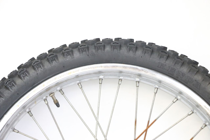 photo de FRONT RIM AND TIRE KYMCO STRYKER OFF ROAD 125 (1999 - 2005) - Alternative angle