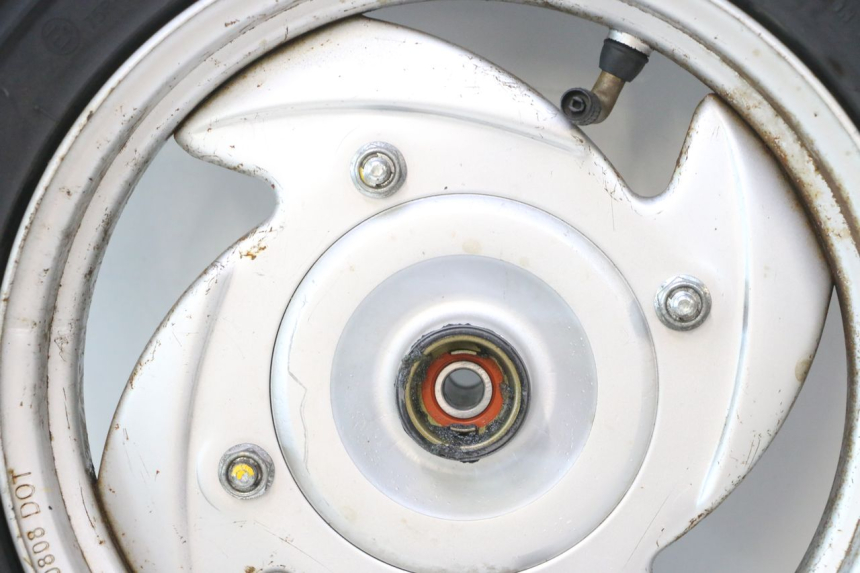 photo de FRONT RIM AND TIRE SYM MIO 50 (2005 - 2010) - Alternative angle