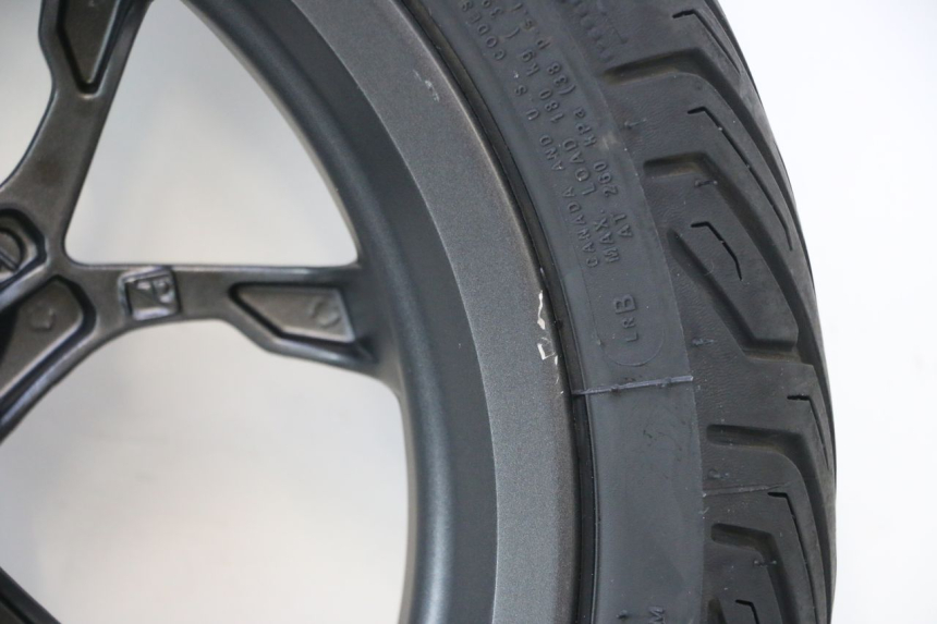 photo de FRONT RIM AND TIRE PIAGGIO MP3 HPE 530 (2022 - 2026) - High-resolution close-up