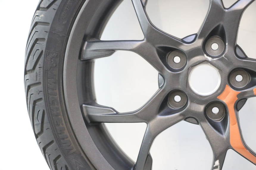 photo de FRONT RIM AND TIRE PIAGGIO MP3 HPE 530 (2022 - 2026) - Focus on structure