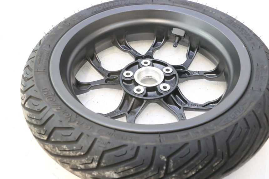 photo de FRONT RIM AND TIRE PIAGGIO MP3 HPE 530 (2022 - 2026) - Zoom on usage condition