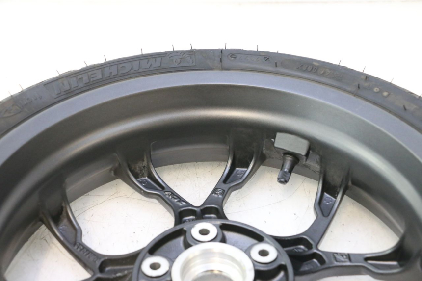 photo de FRONT RIM AND TIRE PIAGGIO MP3 HPE 530 (2022 - 2026) - Alternative perspective