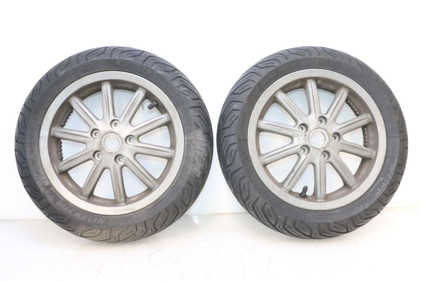 photo de FRONT RIM AND TIRE PIAGGIO MP3 125 (2006 - 2014) - Main view