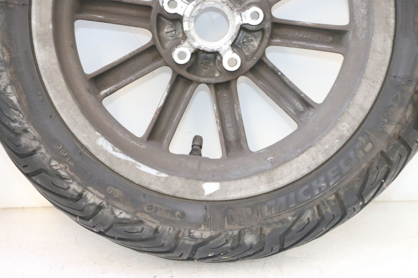 photo de FRONT RIM AND TIRE PIAGGIO MP3 125 (2006 - 2014) - High-resolution close-up