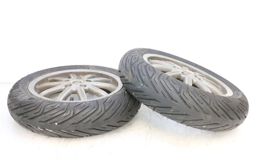 photo de FRONT RIM AND TIRE PIAGGIO MP3 125 (2006 - 2014) - Supplementary product photo