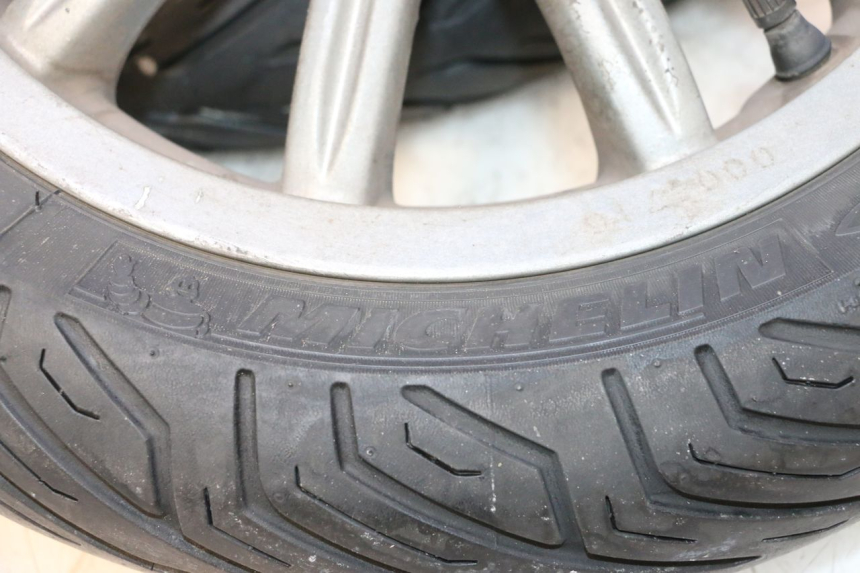 photo de FRONT RIM AND TIRE PIAGGIO MP3 125 (2006 - 2014) - Focus on structure