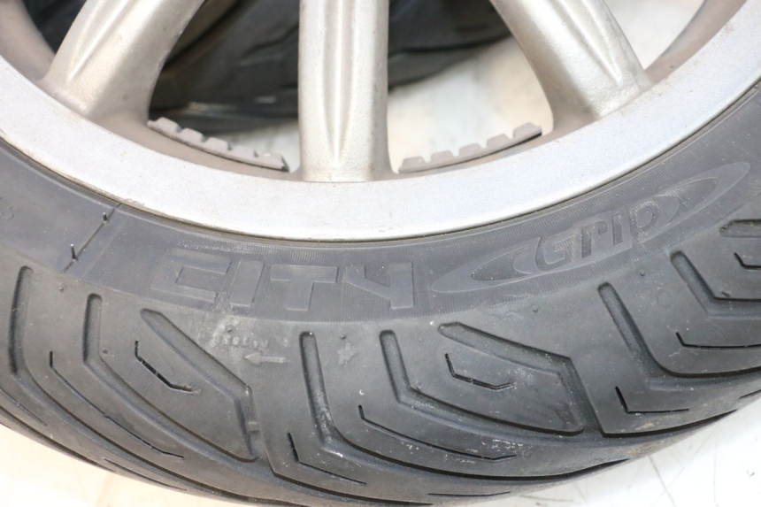 photo de FRONT RIM AND TIRE PIAGGIO MP3 125 (2006 - 2014) - Alternative angle