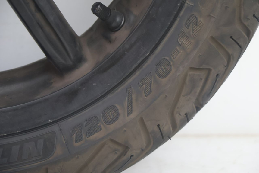 photo de FRONT RIM AND TIRE PIAGGIO MP3 500 (2011 - 2015) - High-resolution close-up